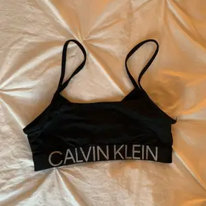 Svart Calvin Klein topp som knappt är använd. Går att använda åt båda hållen, storlek xs! Skriv vid frågor