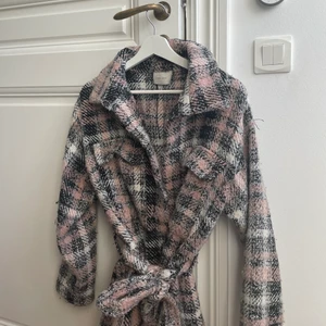 Jacka - Säljer denna kappa/jacka från Neo noir i storlek S/M. Den är hyfsat varm då materialet är tjockt. Köptes för ca 6 månader sedan på Jackie för 1600 kr. Den är i gott skick.⭐️