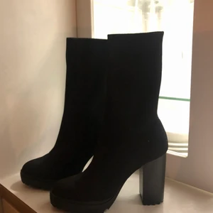 Bianca Ingrosso x nelly - Bianca ingrosso x nelly. Storlek 37, oanvänd - endast provad och fick såklart inte ner foten då jag har strl.38 ( beställde fel strl ) där av att jag säljer dom. 