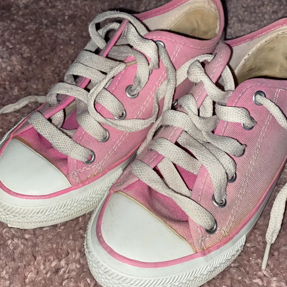 Ett par vanliga skit snygga rosa sneakers (inget märke), säljer då de är alldeles för små för mig. Priset kan såklart diskuteras!. Skor.