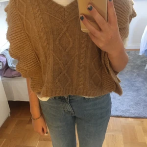 Stickad väst Zara - Jättefin brun stickad väst från Zara. Perfekt nu till hösten! Bra skick. Skriv privat om du är intresserad eller har frågor💞