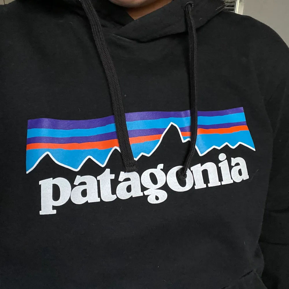 Svart Patagonia Hoodie använd 2ggr, jättebra skick. Nypris cirka 1000kr. Säljs då den är för liten, Storlek XS/S. . Hoodies.