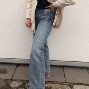 Jeans  - Säljer vida ljusblåa jeans från monki! Väldigt fina , men  de har tyvärr blivit för små för mig💘💘