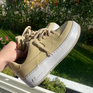 Nike AF-1 - Säljer dessa snygga Nike skor som kommer passa perfekt till hösten! Använd fåtal gånger, som nyskick! Högre sula och en beige färg 🧸 äääälskar dom men lite för små :(