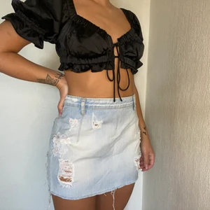 Jeanskjol - Jeanskjol från GinaTricot. Storlek 36 men passar även 38. Knappt använd. Kan frakta eller mötas upp 🤎