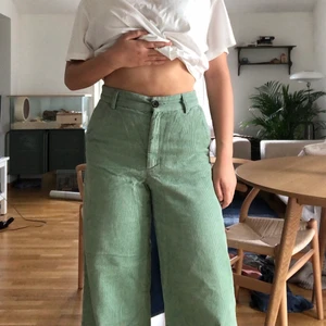 Manchesterbyxor monki - Manchesterbyxor från monki i storlek 38/M. Gratis frakt men kan mötas upp i Lund också:) (Jag är 172)