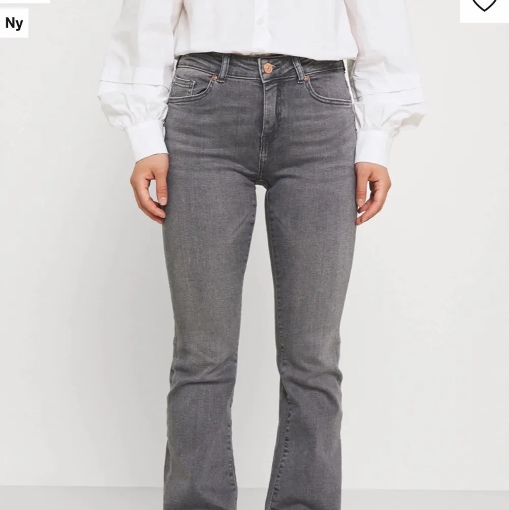 Ett par sjukt fina slutsålda gråa jeans från zalando. Helt nya med lapp kvar. Om flera är intresserade blir det budgivning 💕💕 storlek M men passar nog S oxå då dem är små i storleken. Strechigt material! Köp direkt för 600 + frakt pris kan diskuteras❤️Skriv privat. Jeans & Byxor.