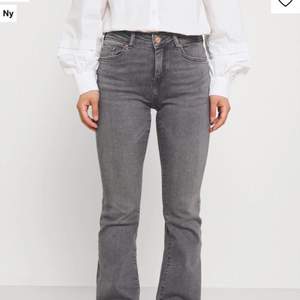 Ett par sjukt fina slutsålda gråa jeans från zalando. Helt nya med lapp kvar. Om flera är intresserade blir det budgivning 💕💕 storlek M men passar nog S oxå då dem är små i storleken. Strechigt material! Köp direkt för 600 + frakt pris kan diskuteras❤️Skriv privat