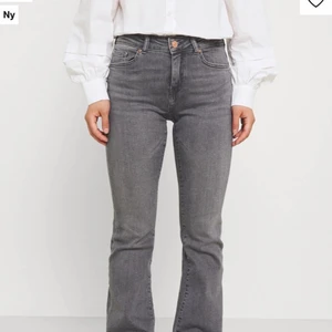 Mid rise jeans - Ett par sjukt fina slutsålda gråa jeans från zalando. Helt nya med lapp kvar. Om flera är intresserade blir det budgivning 💕💕 storlek M men passar nog S oxå då dem är små i storleken. Strechigt material! Köp direkt för 600 + frakt pris kan diskuteras❤️Skriv privat