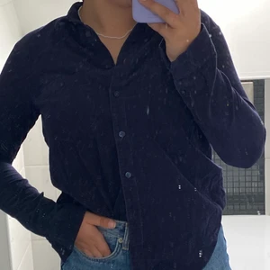 Manchester skjorta - En marinblå skjorta från Monki i manchester tyg. Frakt tillkommer!