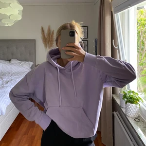 Hoodie - Ljuslila hoodie från Weekday, superfint skick, storlek XS men oversized i modellen! 