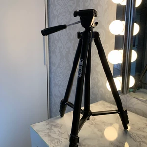 Kamerastativ - Kamerastativ. Som kortast är den 45 cm lång och som längst blir den 125 cm lång.