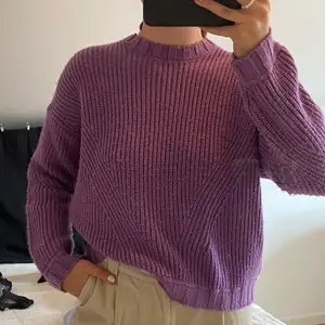 Super skön stickad tröja i en häftig lila färg. Den är använd och lite nopprig men det är inget man tänker på. Kan stryka och tvätta innan jag skickar, frakt tillkommer. Vill man ha mer bilder är det bara att fråga😇