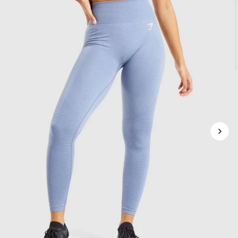 Säljer mina Gymshark tights i modellen Vital seamless 2.0💗 Älskar dessa men dom har tyvärr blivit lite små för mig:(( Köptes strax innan sommaren i år så i fint skick. Ordinarie pris 550kr säljer för 280+66kr frakt ( spårbar). Jeans & Byxor.