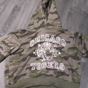 Militär färgad hoodie👑 - Fin militär färgad hoodie från Kappahl knappt använd, fint skick🔥