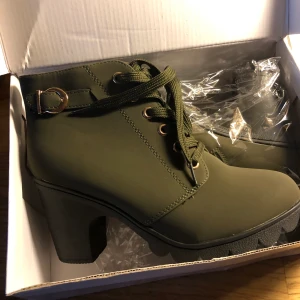 Gröna kängor - Helt nya! Står storlek 41 men är som 39