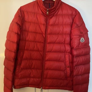Moncler jacka - Moncler Lambot, använt skick men mycket kvar att ge☺️ nypris ca 9000 kr. Sista bilden är en bild på lagning som gjorts hos skräddare❤️ i herr modell
