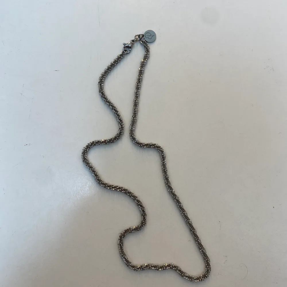 Jättefint halsband från Edblad, verkligen superfint och aldrig använt då jag använder mest guldsmycken. ❤️ nypris 399kr . Asusteet.