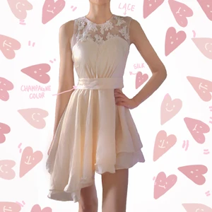 Champagne and Cream Dress - Super väcker klänning. Jag har köpt klänningen för ett bröllop. Super bra kvalitet och skick. The dress has only been worn once. Använd en gång. Original price: 500kr. Jag är 165cm and 50kg. Reasons for selling: Min garderob är för liten och jag har köpt nya klänningar. Price is negotiable 🤑