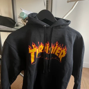 Thrasher hoodie - Köpt på junkyard. Osäker på storlek då lapp är bortklippt men sitter som en M
