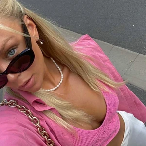 Pärlhalsband av äkta sötvattenspärlor  - Gör dessa halsband på beställning🥰 Säljer även via Instagram : aliceruthjewelry ⭐️ Smycken av äkta sötvattenspärlor med lås i rostfritt stål som är vattentåligt! 249kr + frakten 12kr