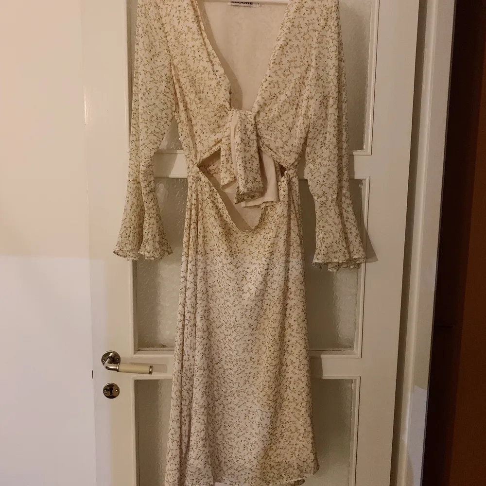 Riviera Lemon Dress från Adoore. Storlek M och 100% polyester. Endast provad av mig och därför i nyskick. 1100 + 66kr frakt. Klänningar.