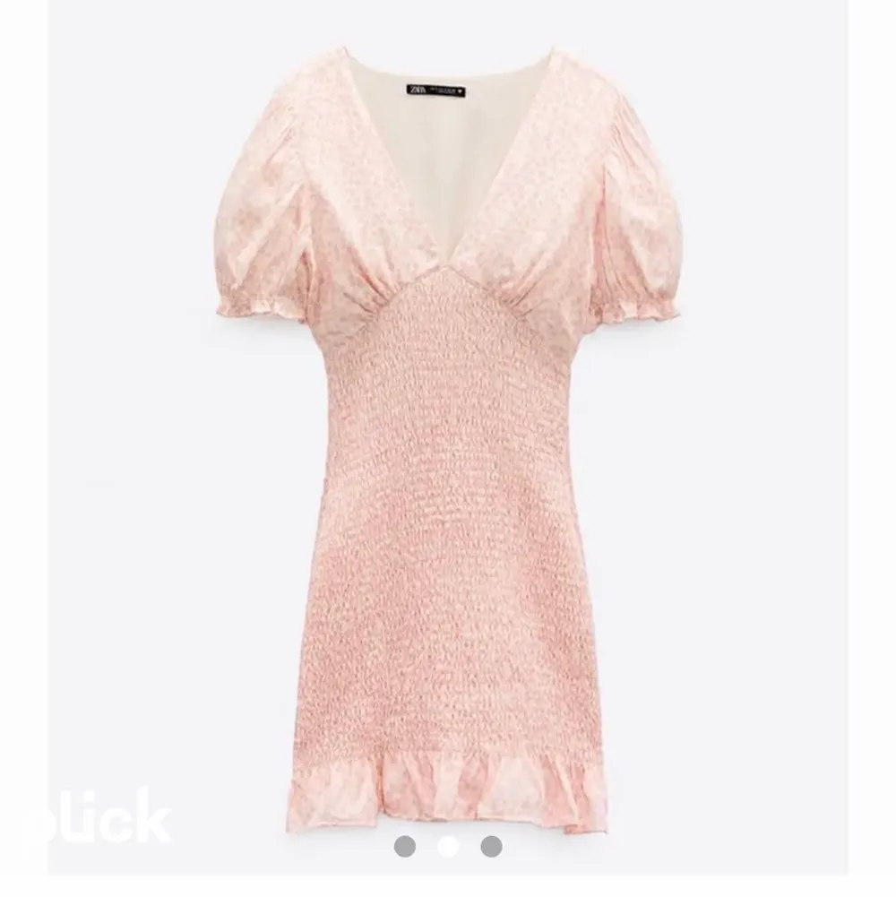 Jätte gullig klänning från zara som tyvärr inte komemr till användning hos mig och är därför bara använd en gång💙orginal pris: 399kr. Klänningar.