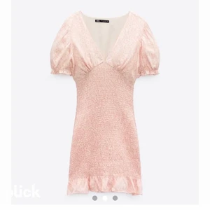 Rosa klänning - Jätte gullig klänning från zara som tyvärr inte komemr till användning hos mig och är därför bara använd en gång💙orginal pris: 399kr