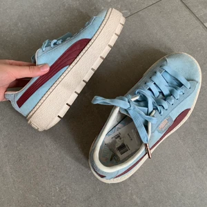 Puma sneakers stl 36  - Superfina skor ifrån Puma, knappt använda så i superfint skick. Stl 36 men passar mig som har stl 37 i vanliga fall 😇 Tror modellen heter Puma Basket Platform, men inte helt säker. Blåa tyget är i manchester. Säljer iaf för 300, pris går att diskuteras vid snabb affär 💕😇