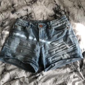 Korta jeans shorts  - Det är ljus blåa shorts 