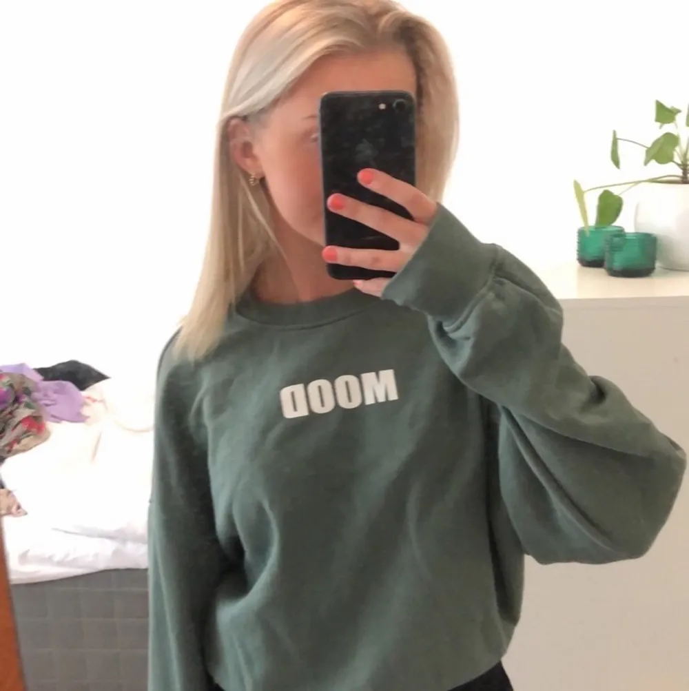 grön sweatshirt från bikbok i storlek xs med vit text ”Mood”. Hoodies.