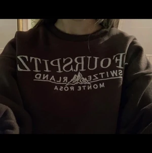 Brun sweatshirt  - Brun med vit text, jätte fin och även tjock, skulle verkligen tipsa för lite kyligt väder, köpt från shein för 179