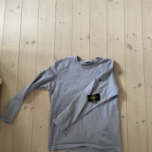 Stone island crewneck - Väldigt fin lavendelblå tröja som jag knappast använt. Den är i storlek L
