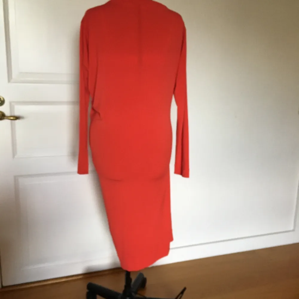 Långärmad orange klänning i nyskick! Snygg neckline och perfekt längd på mig som är 168. Kan mötas upp i Göteborg eller så står köparen för frakt!. Klänningar.