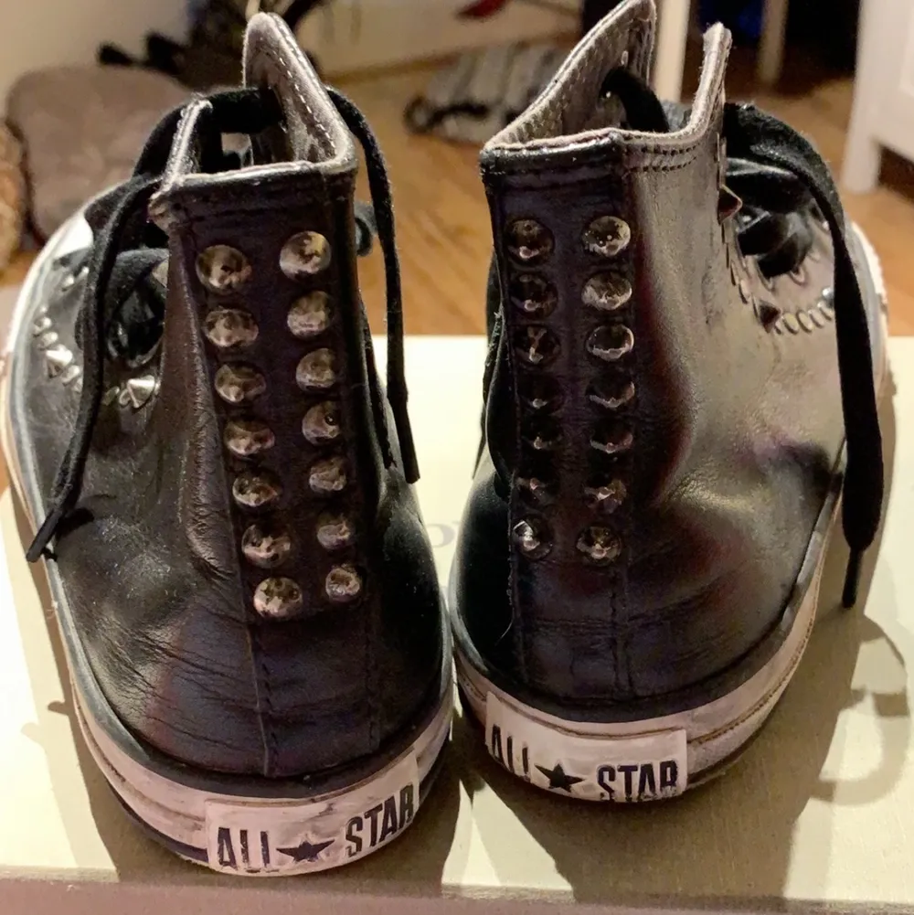 Riktigt snygga converse med nitar, köpta här på plick för 520 kr +90kr frakt. Lite slitna men det är bara snyggt!! Skickas i orginal lådan!. Skor.