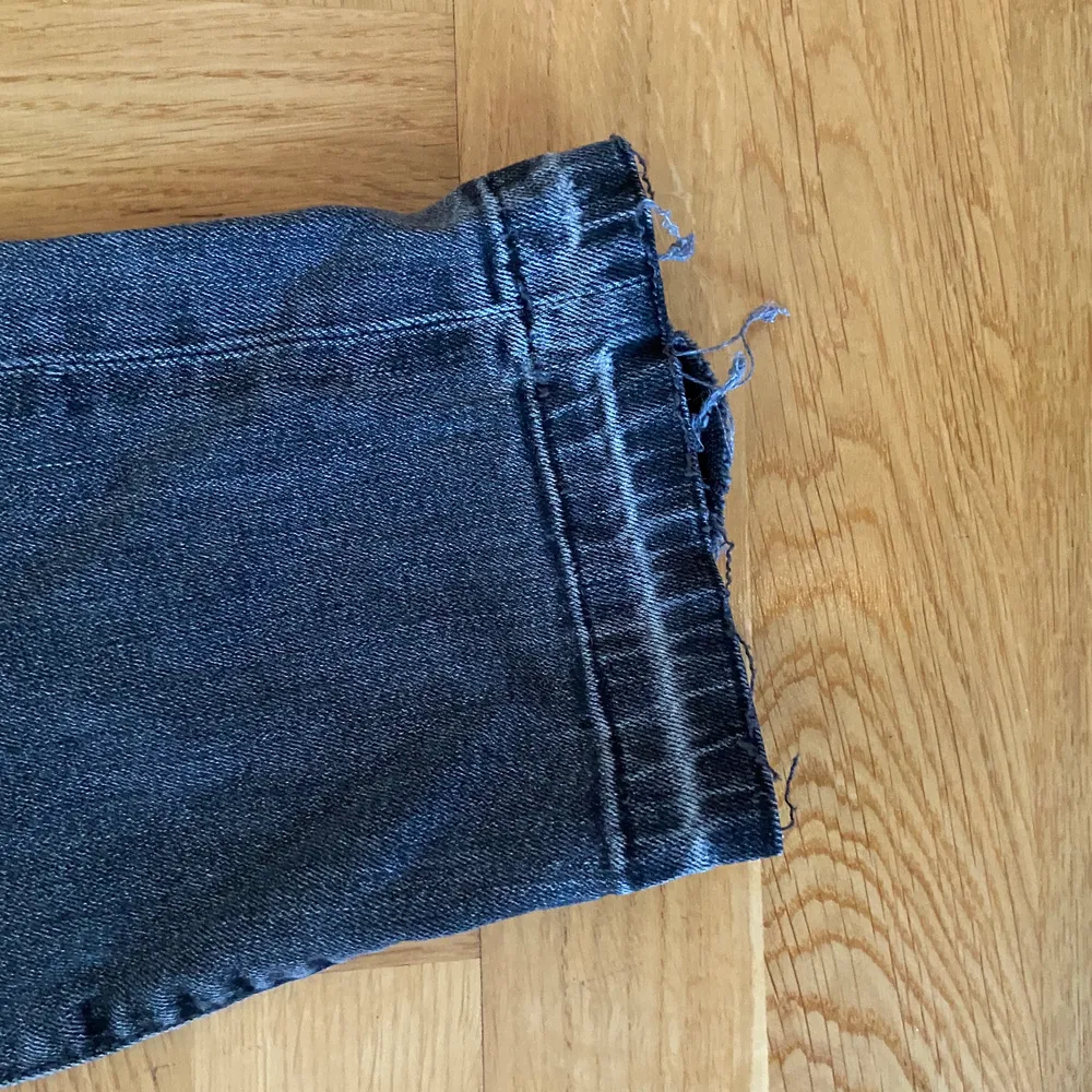 Snygga basic jeans med slitning där nere från Mango i storlek 36. Dom är blandning mellan low och mig waist.🧡🧡. Jeans & Byxor.