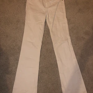 Jeans bootcut  - Vita utsvängda jeans, lågmidjade. Aldrig använda säljer pga för små. Ej genomskinliga. Xs/s
