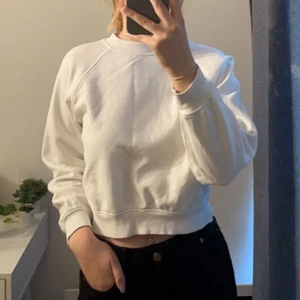 Vit tröja  - Fin vit tröja ifrån Gina Tricot, säljer den då den tyvärr är lite för liten för mig🌸 