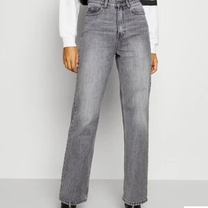 Dr Denim Jeans - Modell Echo i färgen ”washed grey”. Storlek 26/30, ben innerlängd ca 72-73cm. Super bra skick, inga skavanker. Kan skickas, köparen står för frakten. 