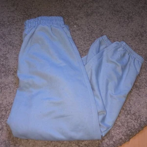 Blå mjukisbyxor💙 - Jättefina blåa mjukisbyxor💫🦋🐬 Välanvända och har nopprat sig, men annars fina och hela utan skador💗💗 Säljer då jag tyvärr ledsnat på dom nu!