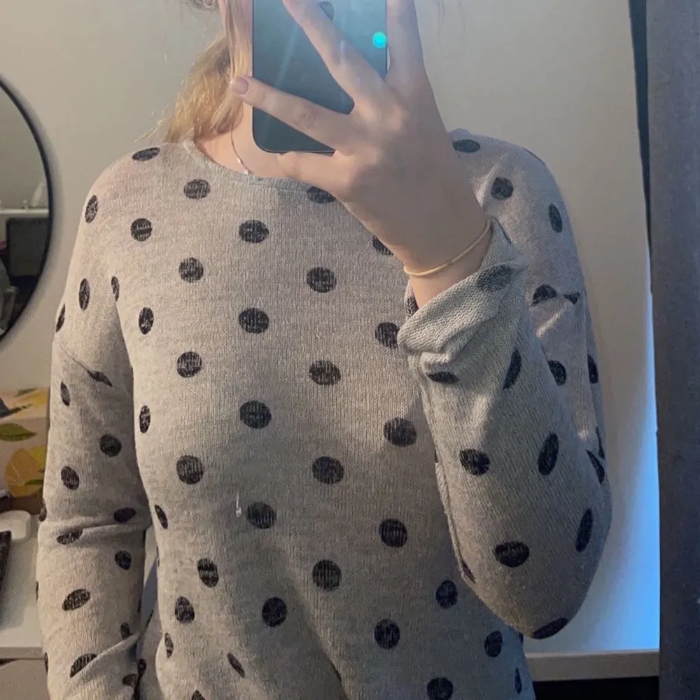 Prickig långärmad tröja från H&M i storlek 158/164 men passar mig som brukar ha S/M🌸 Det sticker ut en tråd på vänstra bröstet vilket är med på sista bilden💕. Neuleet.