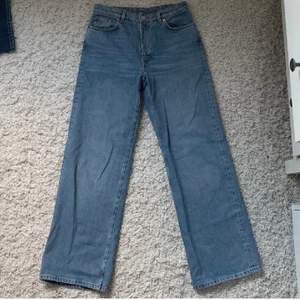 GRATIS FRAKT!                                                                 Ljusblå jeans från monki. Helt nya, dom var för korta för mig i benen:( super skönt material, nypris var 400 kr.  Midjemått: ca 74,5 cm.      Beninnerlängd: ca 77 cm.    Om jag har tid att mötas upp så blir priset billigare eftersom jag tar bort fraktkostnaden!