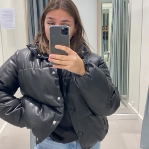 Pufferjacket från vero moda - Säljer denna ursnygga oufferjacketen från Vero Moda då den inte kommer till användning strl L då den är lite mindre i storleken. Ena knappen har dock lossnat därav även billigare 799kr nypris säljer för 200kr