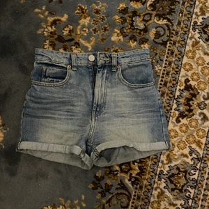 Shorts - Snygga ljusa shorts i storlek 36. Jätte snygga men har tyvärr för många.