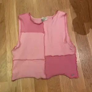 Fin rosa tröja från pull&bear, bara provad. passar ganska tajt och är lite kort men super söt. <3