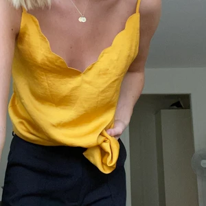 LINNE - Gult linne i satinmaterial. Superbekvämt och väldigt fin färg. 