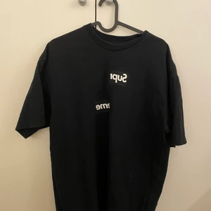 Supreme x Cdg - Storlek: M. Sitter normalt. Används inte längre därför säljer jag den