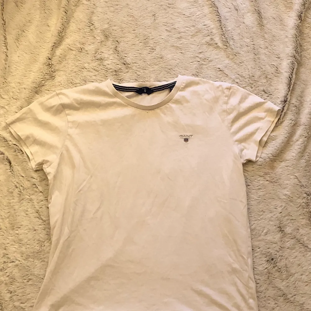 Gant tröja från kids brandstore ”gant” i storlek ”158/164” ”13-14år” passar xs, köparen står för frakten🥰. T-shirts.