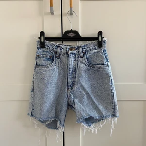 Blå shorts - Säljer snygga ljusblå shorts då de blivit för små för mig