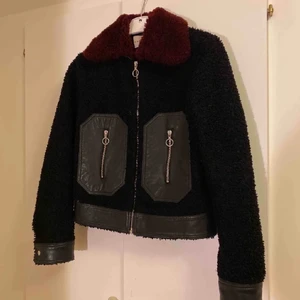 Sandro jacka  - Världens finaste jacka från Sandro. Inköpt för 10 000kr på NK. Otroligt fint skick, inga skavanker eller liknande. Pris kan diskuteras vid eventuell affär. 